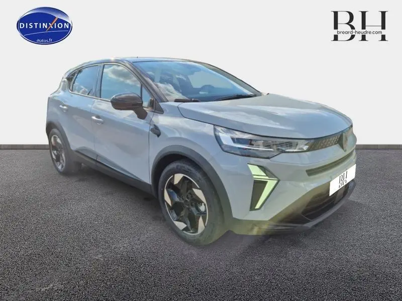Renault Captur 2025 gris Rafale et noir, vue 3/4 avant droit mettant en valeur ses feux LED et jantes alu distinctives.