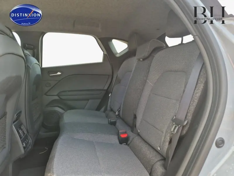 Vue latérale droite de la banquette arrière grise du Renault Captur 2025 avec ceintures et appuie-têtes visibles.