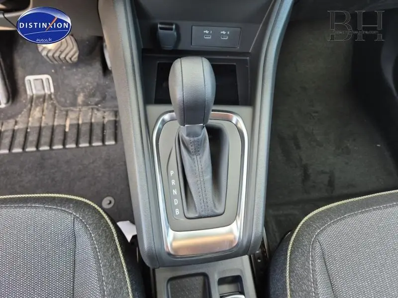 Le levier de vitesses automatique noir du Renault Captur 2025 vu de dessus entre les sièges avant.