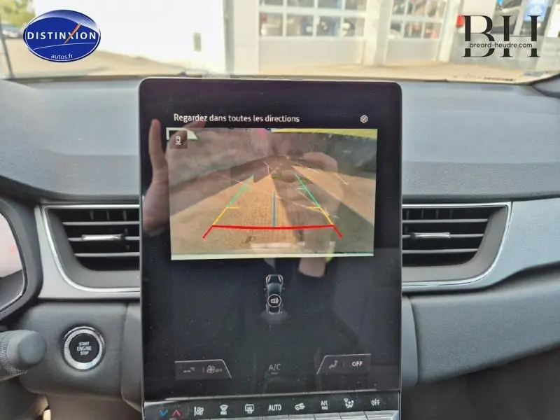 Écran tactile central affichant la caméra de recul du Renault Captur gris Rafale/Noir Etoilé, tableau de bord moderne.