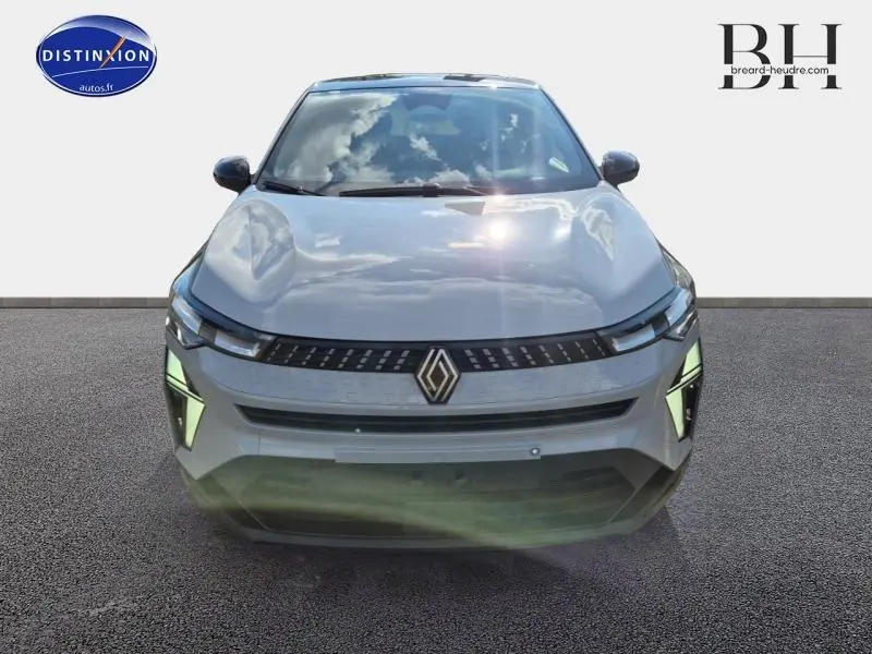Vue frontale d'un Renault Captur 2025 gris Rafale avec calandre noire et feux LED vert pâle intégrés aux boucliers.