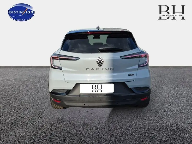 Vue arrière du Renault Captur 2025 gris Rafale avec détails noirs, feux LED et logo central bien visibles.