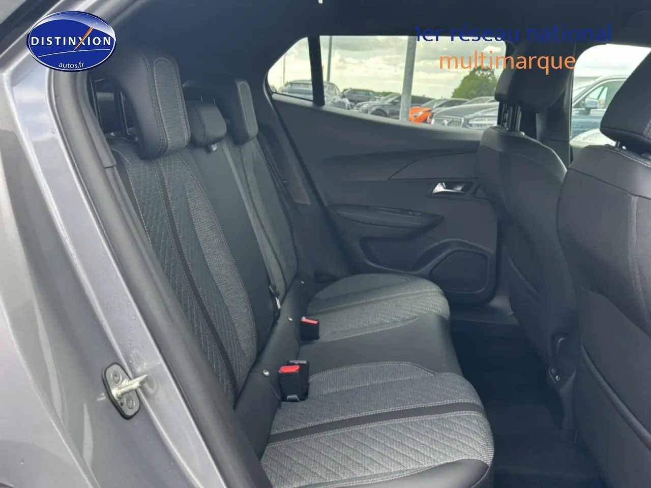 Vue côté gauche sur la banquette arrière gris artense avec tissu casual embossé du Peugeot 2008 2025.