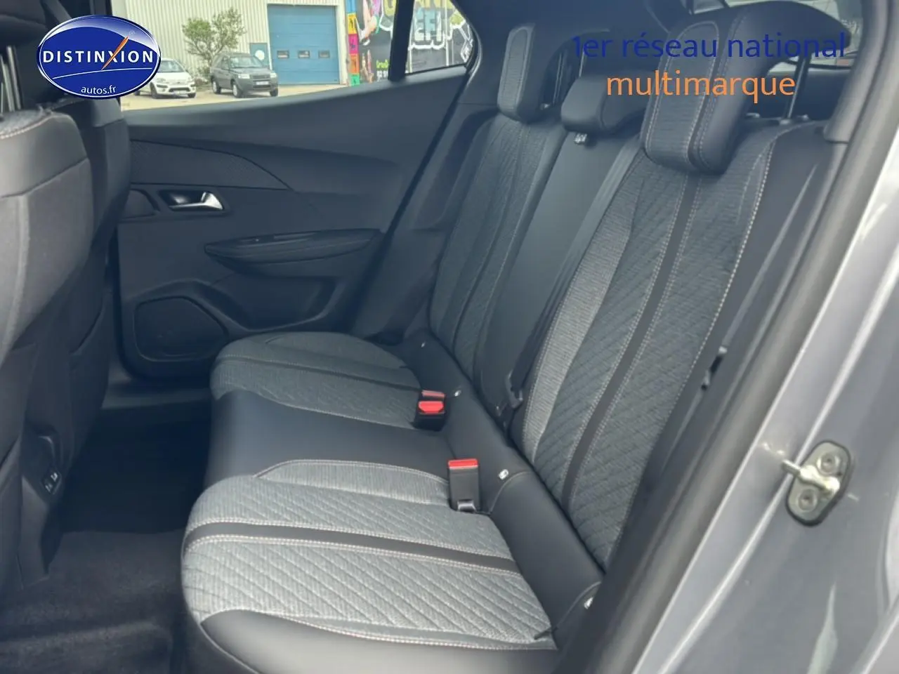 Vue côté droit sur la banquette arrière gris artense avec tissu casual embossé de la Peugeot 2008 2025.