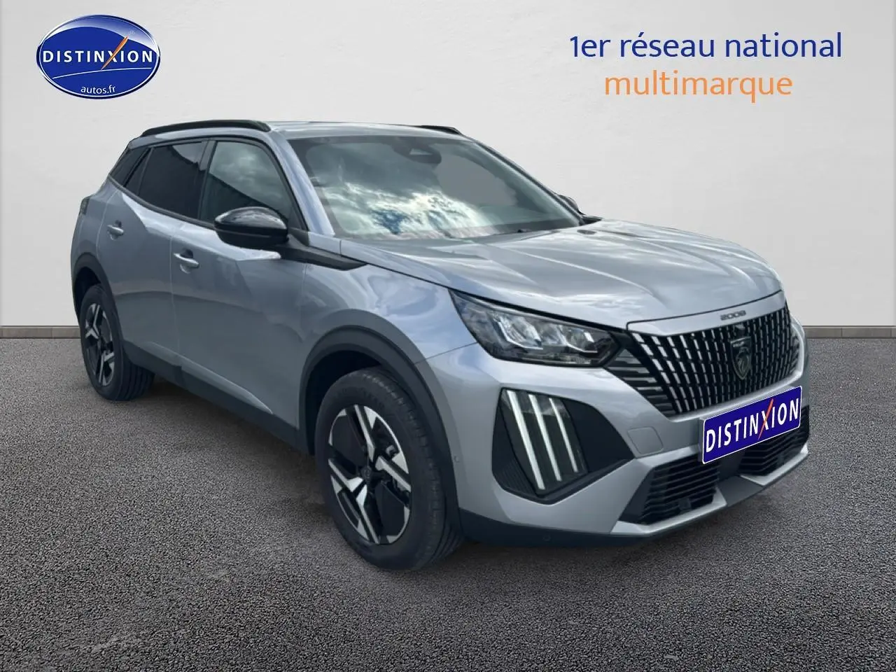 Peugeot 2008 gris artense en 3/4 avant droit, avec calandre verticale et feux LED distinctifs.