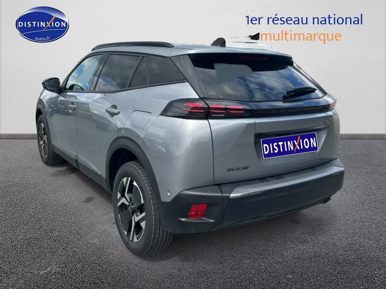 Peugeot 2008 gris artense en 3/4 arrière droit, avec feux LED et jantes alliage distinctives.