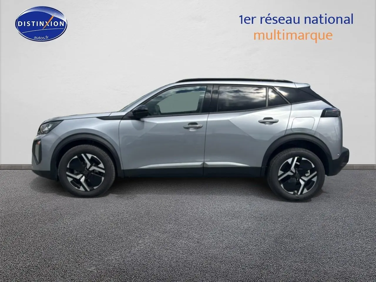 Peugeot 2008 gris artense vue de profil côté gauche avec jantes alliage et vitres teintées.