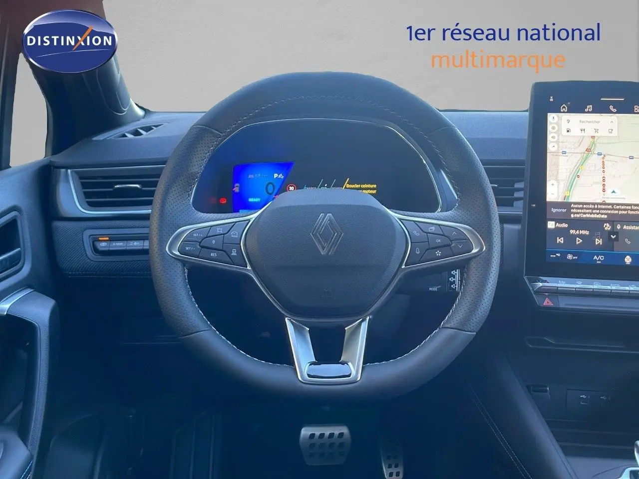 Vue intérieure centrée sur le volant du Renault Symbioz bleu Iron Metal avec tableau de bord numérique et écran tactile.