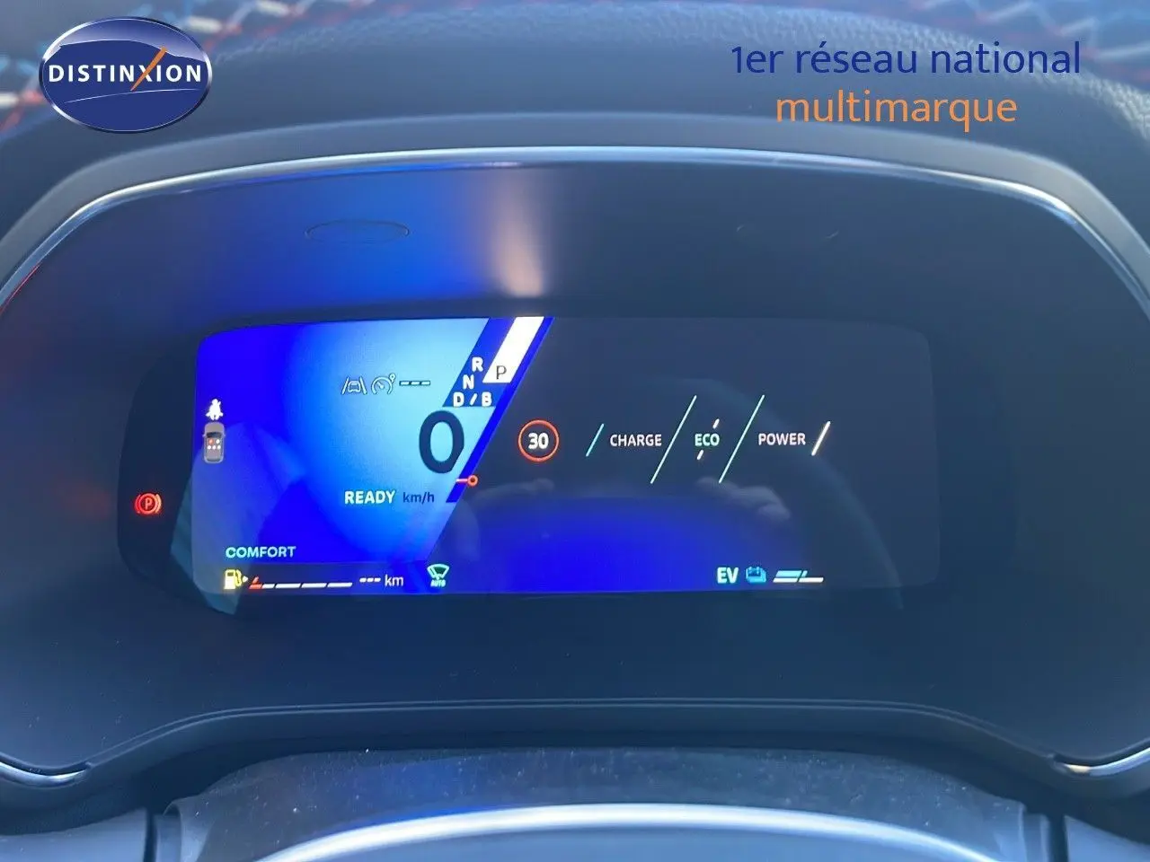 Tableau de bord numérique bleu affichant la vitesse et modes de conduite du Renault Symbioz hybride 2025.