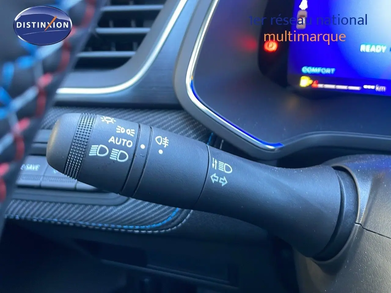 Gros plan sur la commande des feux et clignotants dans l’habitacle du Renault Symbioz 2025, finition Esprit Alpine.