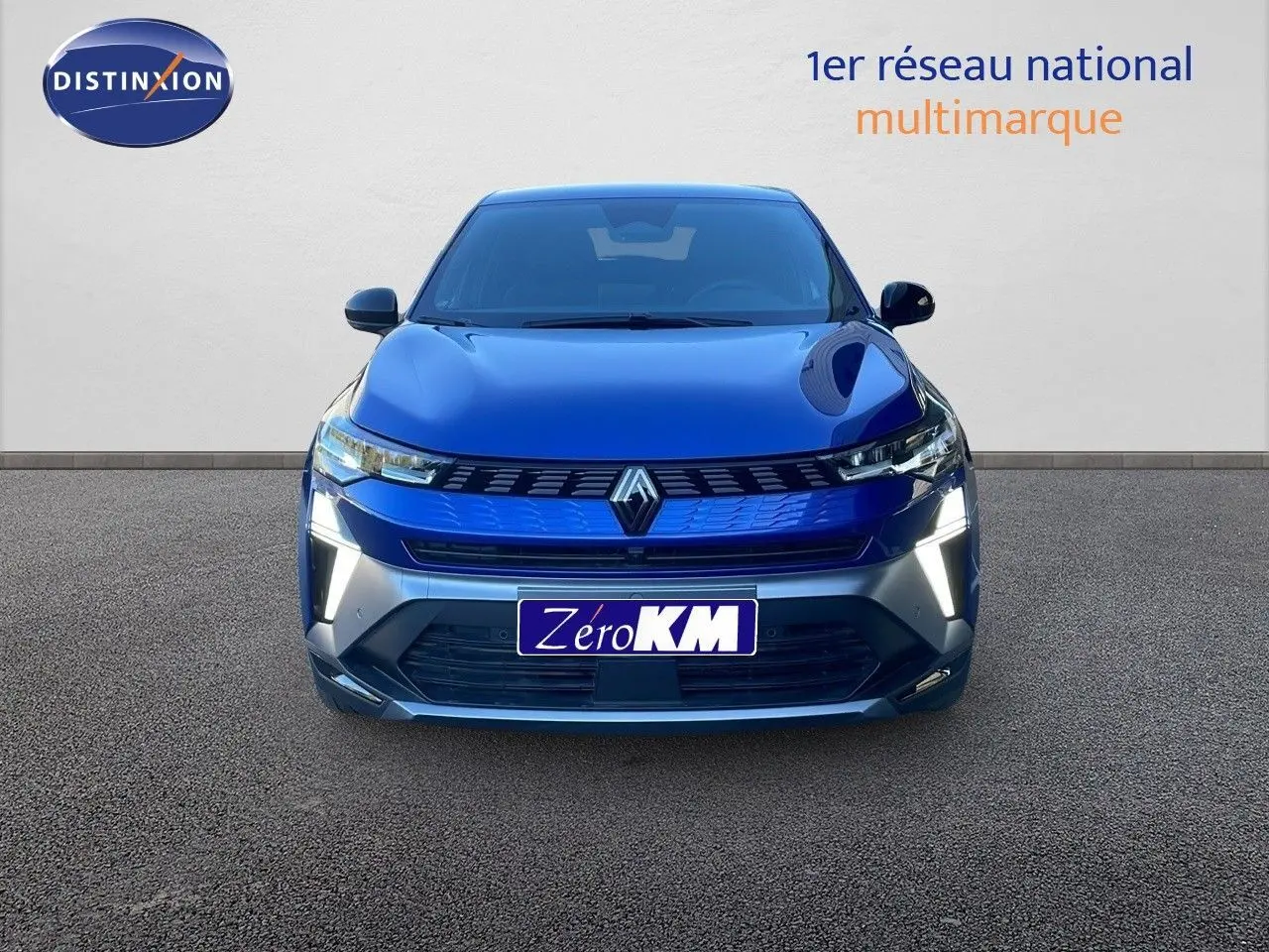 Vue frontale d'une Renault Symbioz 2025 bleu iron metal avec calandre moderne et feux LED verticaux allumés.