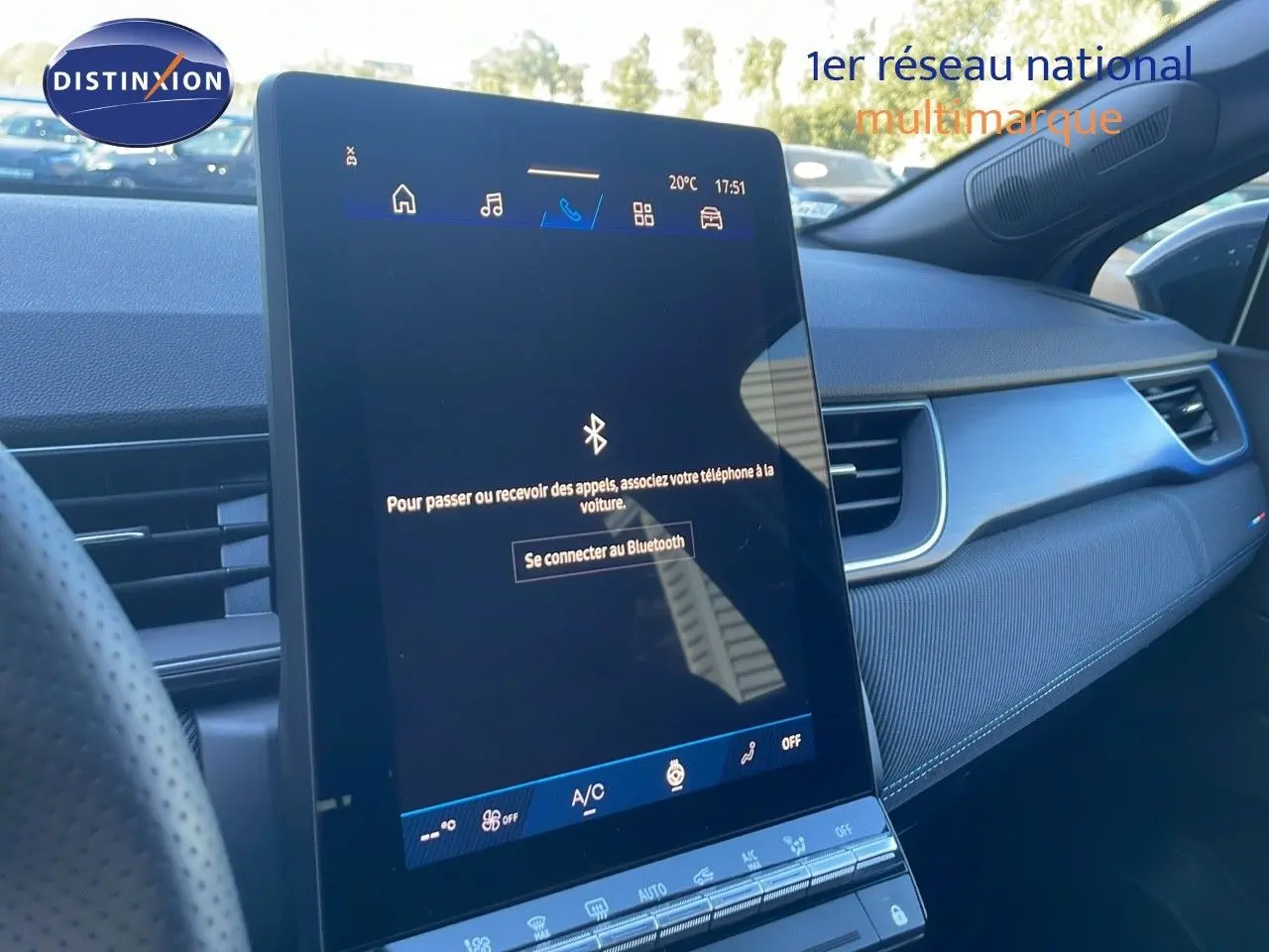 Vue intérieure côté passager du Renault Symbioz bleu iron metal, mettant en valeur l'écran tactile central vertical.
