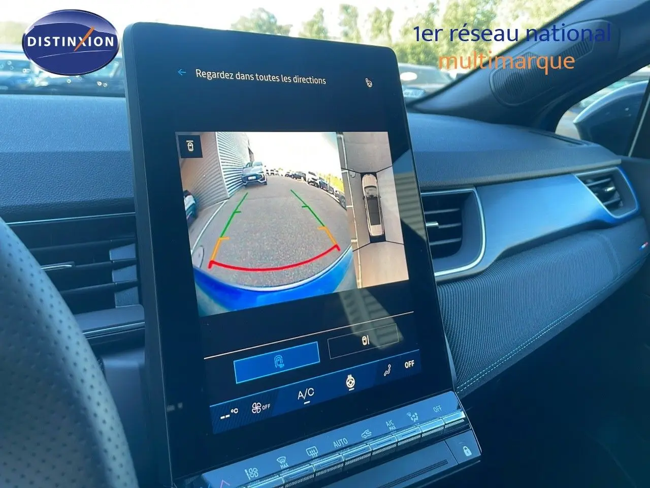 Écran tactile central montrant la caméra de recul, intérieur moderne bleu et noir du Renault Symbioz 2025.