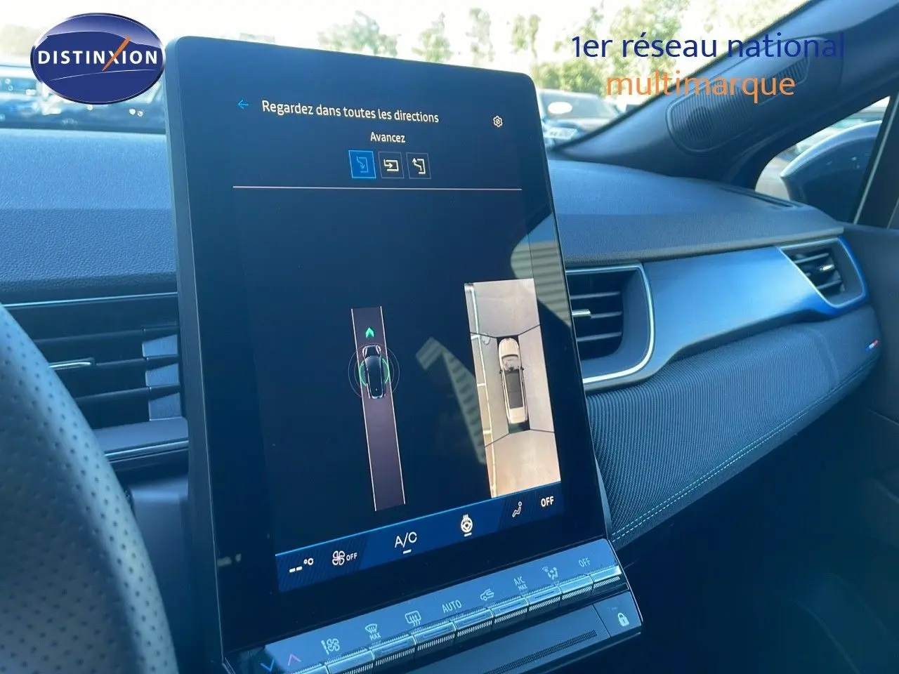 Vue intérieure centrée sur l'écran tactile vertical du tableau de bord bleu iron metal du Renault Symbioz 2025.