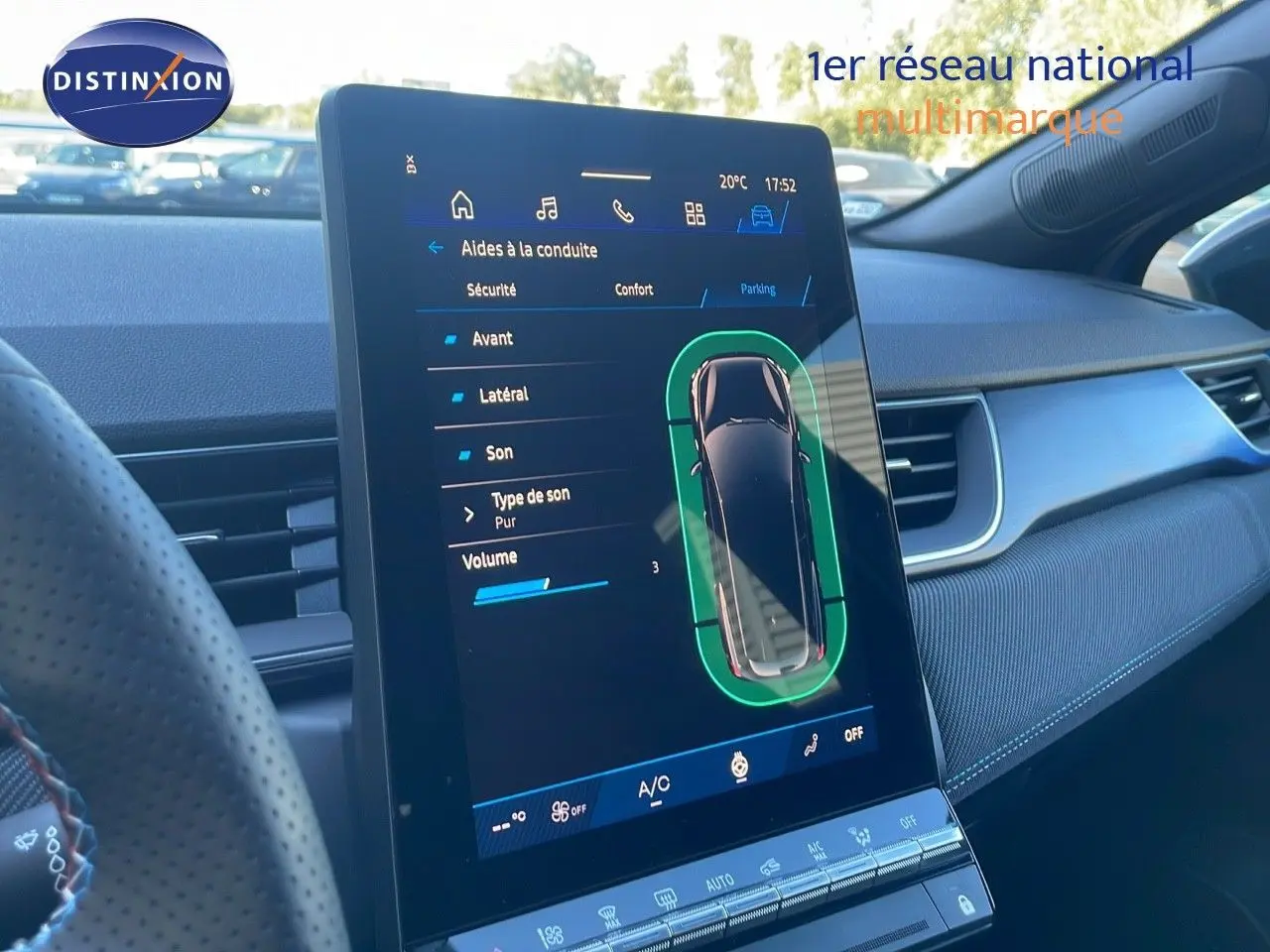Vue intérieure du tableau de bord de la Renault Symbioz 2025, écran tactile central affichant les aides à la conduite.