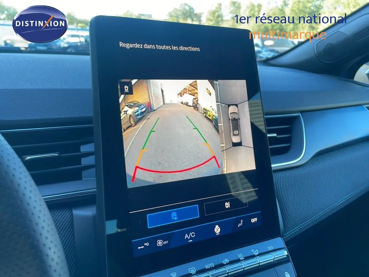 Écran central affichant la caméra de recul dans l’habitacle bleu iron metal du Renault Symbioz 2025, vue côté droit.