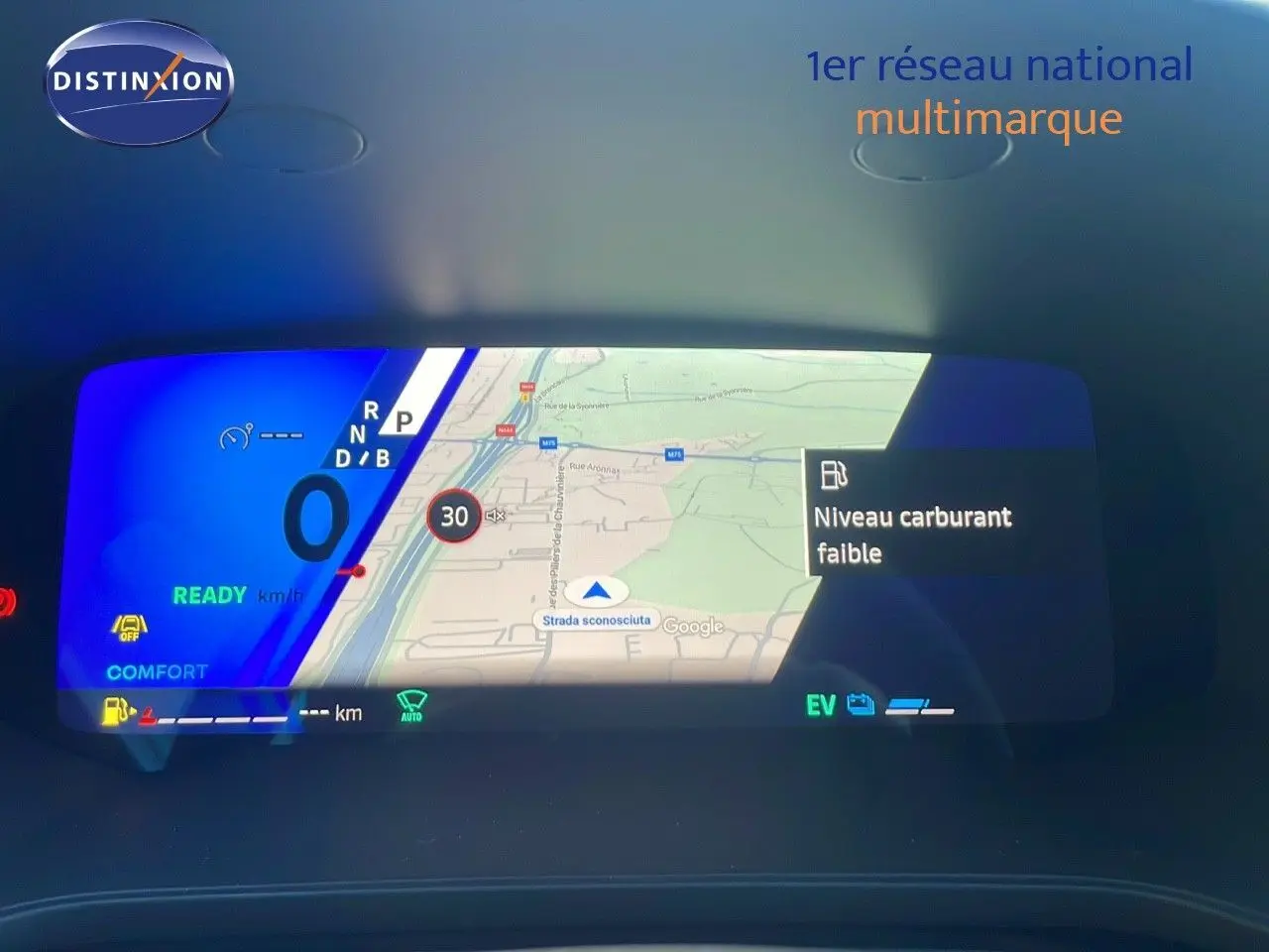 Tableau de bord numérique du Renault Symbioz 2025 affichant la navigation et un avertissement de faible carburant.