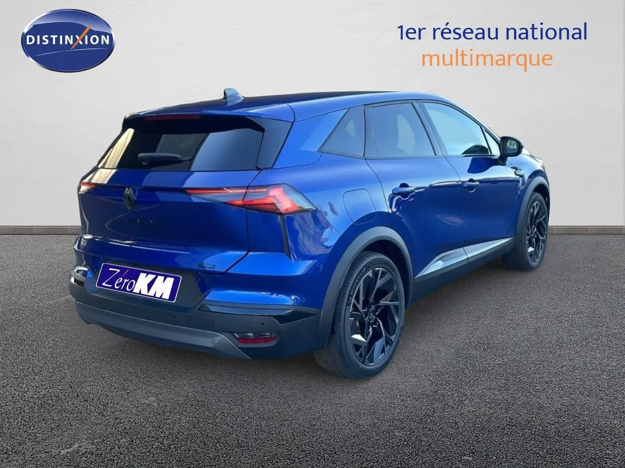 Vue 3/4 arrière droite d’un Renault Symbioz bleu Iron Metal avec jantes noires et lignes modernes.