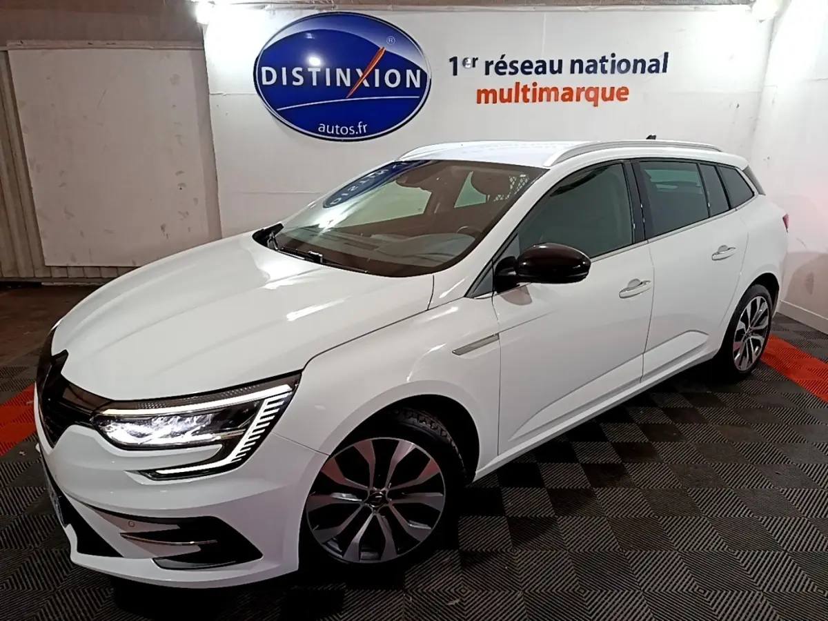 Renault Mégane Techno TCe 140 blanc vue 3/4 avant droit, feux LED allumés et jantes alliage distinctives.