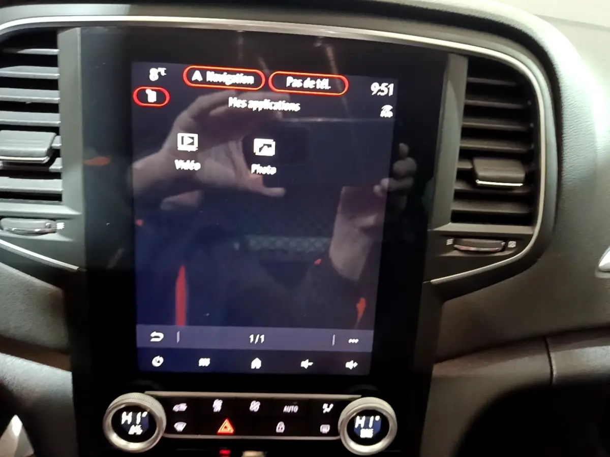 Écran tactile central 23,6 cm de la Renault Mégane Techno blanc 2023, avec commandes climatisation visibles.