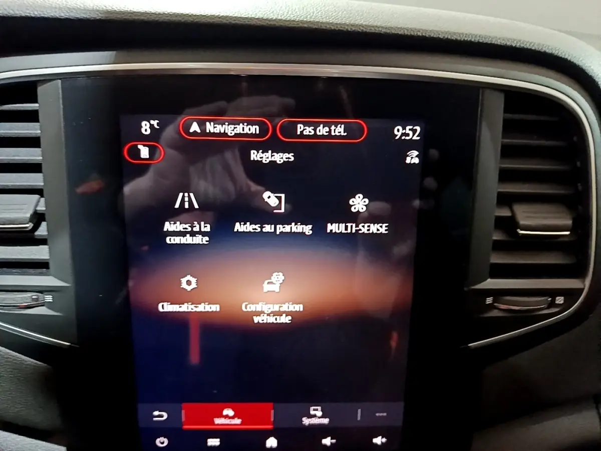 Écran tactile central du tableau de bord de la Renault Mégane blanc, affichant les réglages du véhicule.