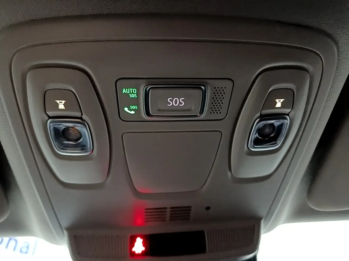 Vue intérieure du plafonnier gris avec bouton SOS central et commandes d’éclairage de lecture dans une Renault Mégane blanche.