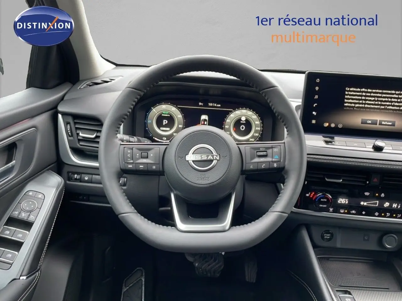Vue intérieure centrée sur le volant et le tableau de bord numérique du Nissan Qashqai 2025 noir perle métal.