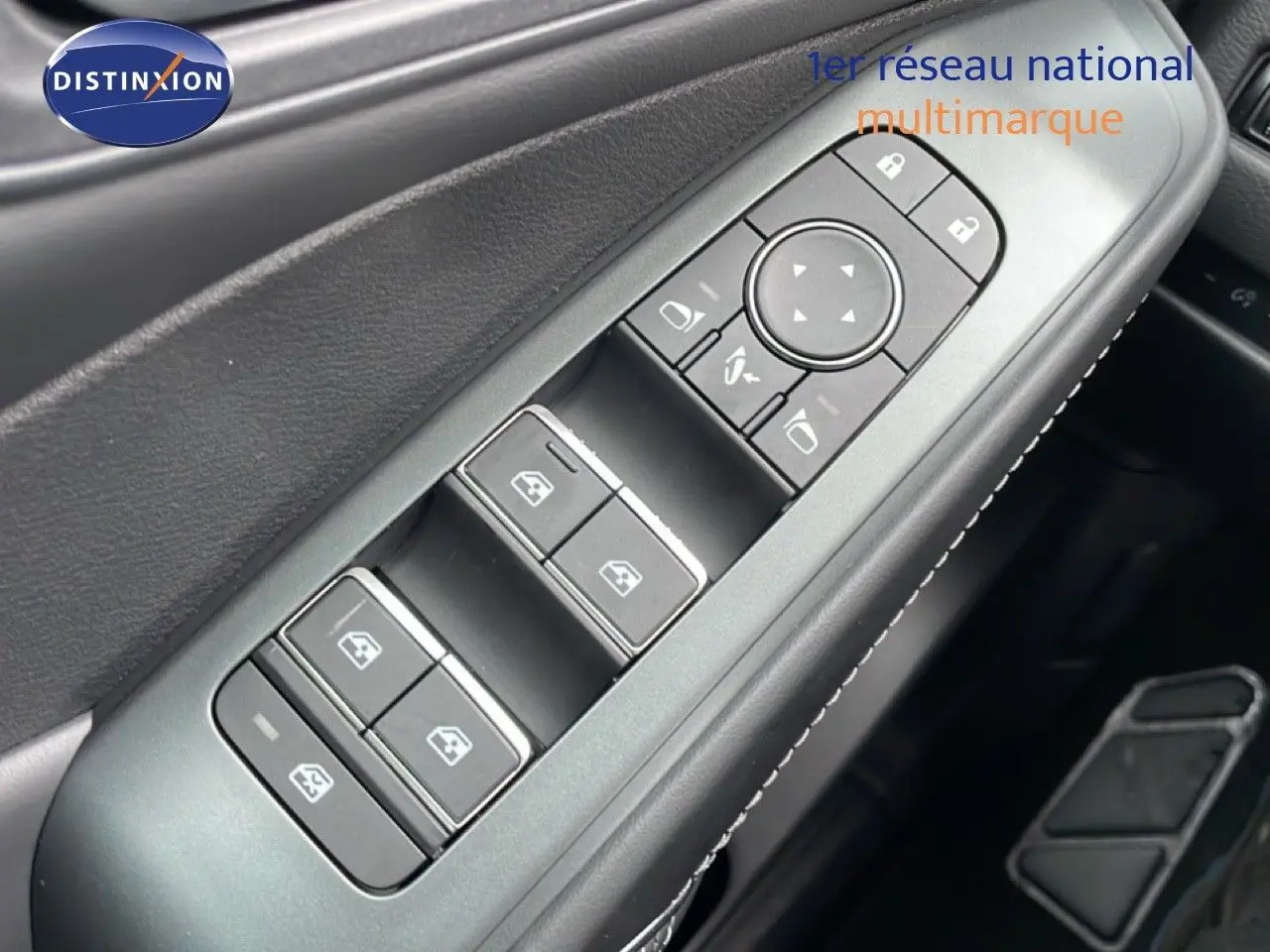 Gros plan sur les commandes des vitres et rétroviseurs côté gauche du Nissan Qashqai noir perle métal 2025.