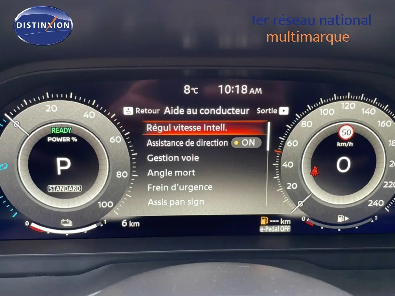 Tableau de bord numérique du Nissan Qashqai noir perle, affichant l'aide au conducteur et la vitesse à 0 km/h.