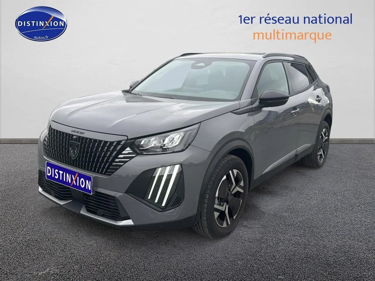 Peugeot 2008 gris sellenium en 3/4 avant droit, avec phares LED et jantes alliage distinctives.