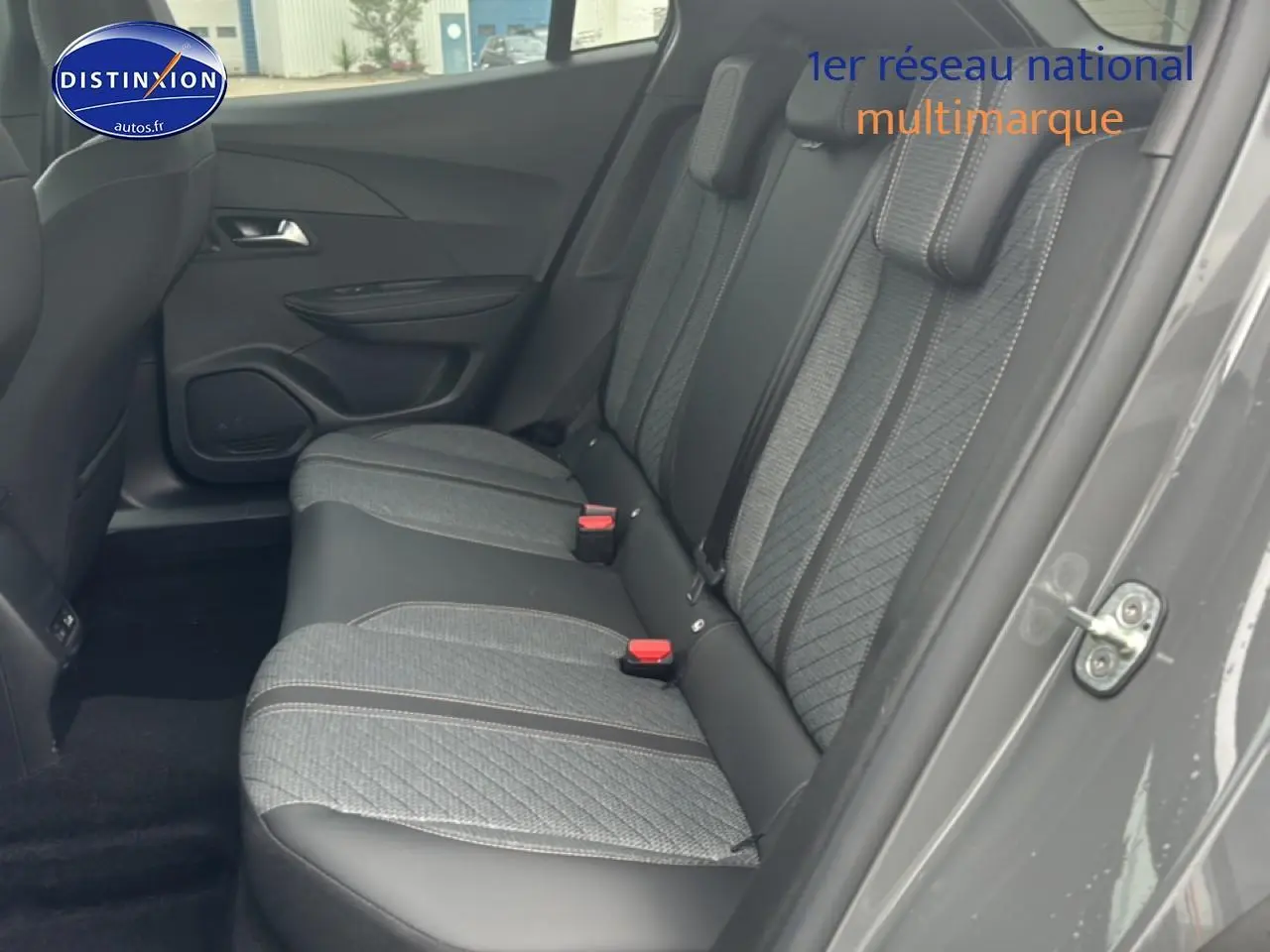 Vue intérieure côté droit sur la banquette arrière tissu gris embossé du Peugeot 2008 gris sélénite 2025.
