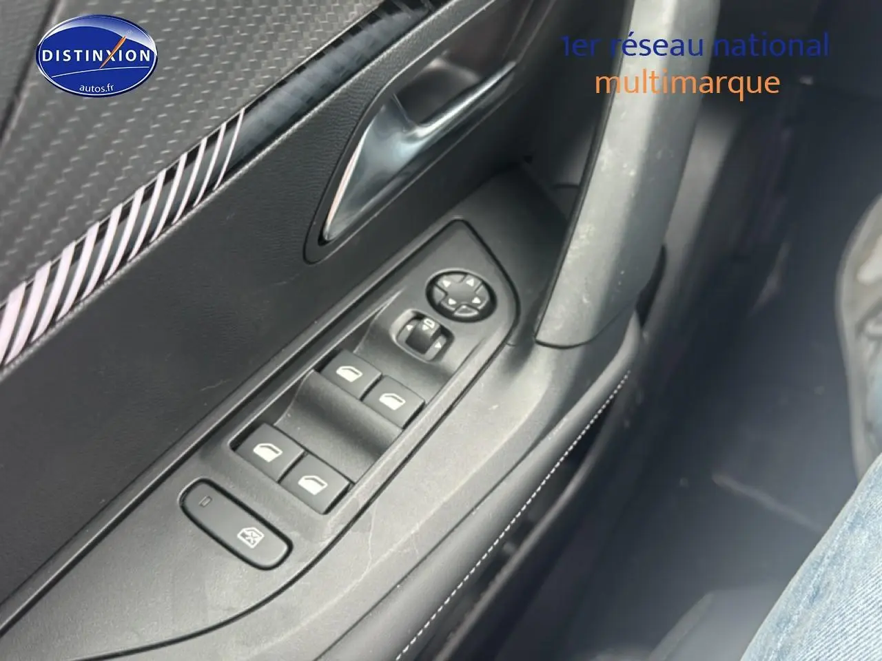 Gros plan sur les commandes des vitres électriques côté gauche d’une Peugeot 2008 gris sélénite, finition Allure.