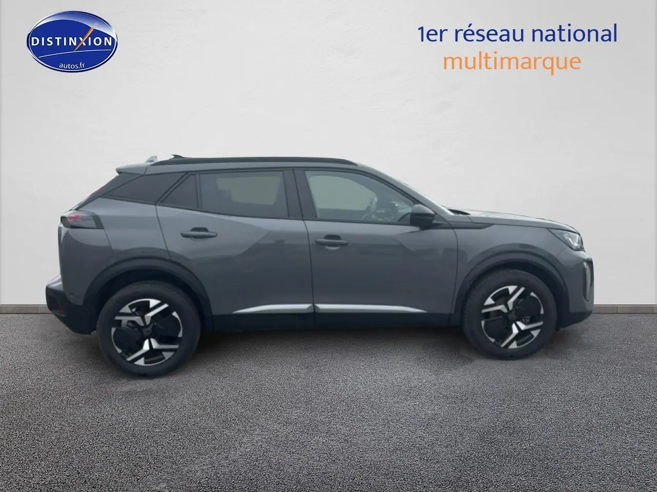 Profil droit d'un Peugeot 2008 gris sélénite 2025 avec jantes alu et toit noir contrasté sur fond neutre.