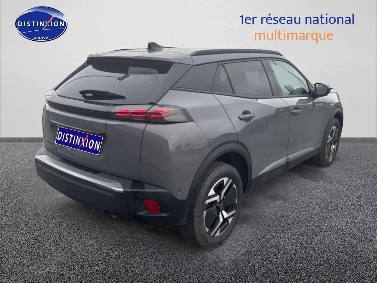 Vue 3/4 arrière droite d'un Peugeot 2008 gris sélénite avec feux arrière LED et jantes alliage.