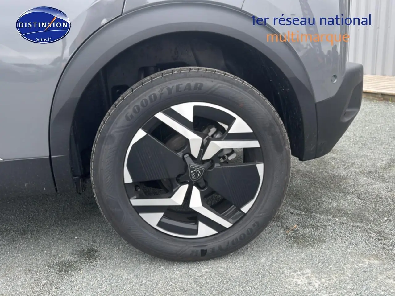 Gros plan sur la roue avant droite du Peugeot 2008 gris sélénite avec jante alu au design moderne.