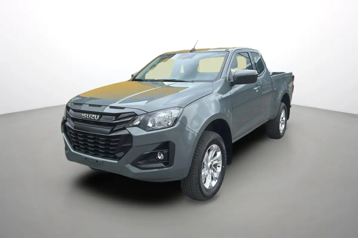 Vue 3/4 avant d'un Isuzu D-MAX 2026 vert Inishmore metallic avec calandre noire et jantes alu 18 pouces.