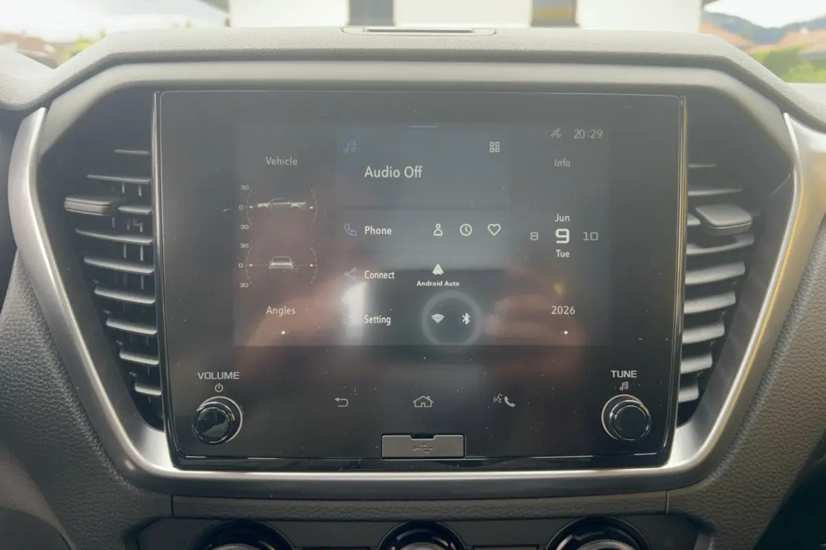 Écran tactile central du tableau de bord de l'Isuzu D-MAX 2026, affichant Android Auto et commandes multimédia.