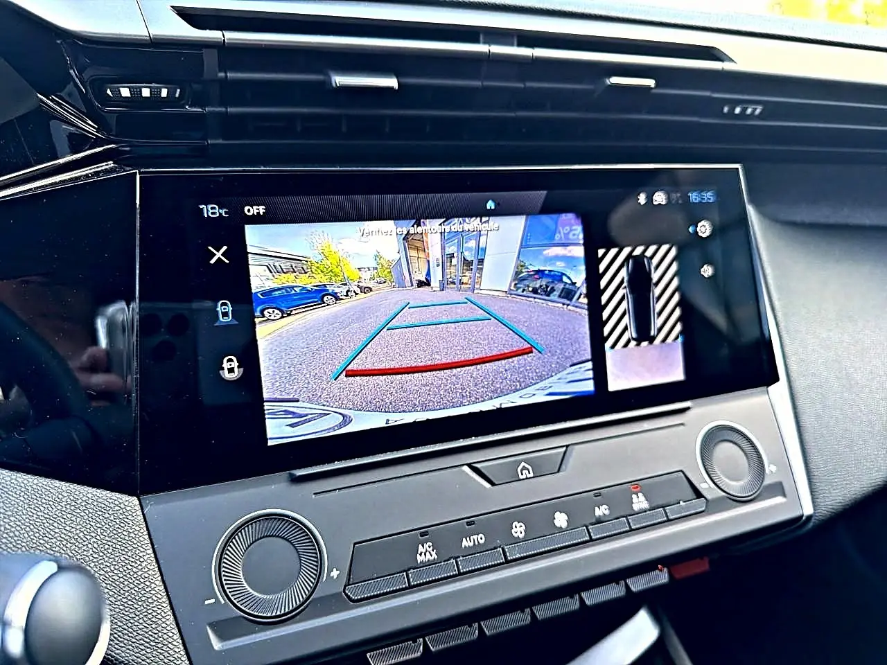 Vue rapprochée de l'écran tactile intérieur affichant la caméra de recul du Peugeot 308 gris selenium, version 2025.