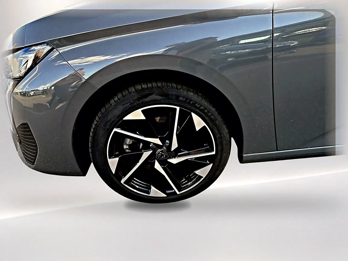 Gros plan sur la roue avant gauche et l'aile gris selenium d'une Peugeot 308 1.5 BlueHDi 130 Allure EAT8 2025.