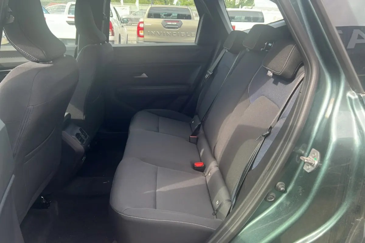 Vue côté droit de la banquette arrière en tissu gris du Dacia Bigster vert cèdre avec porte ouverte.