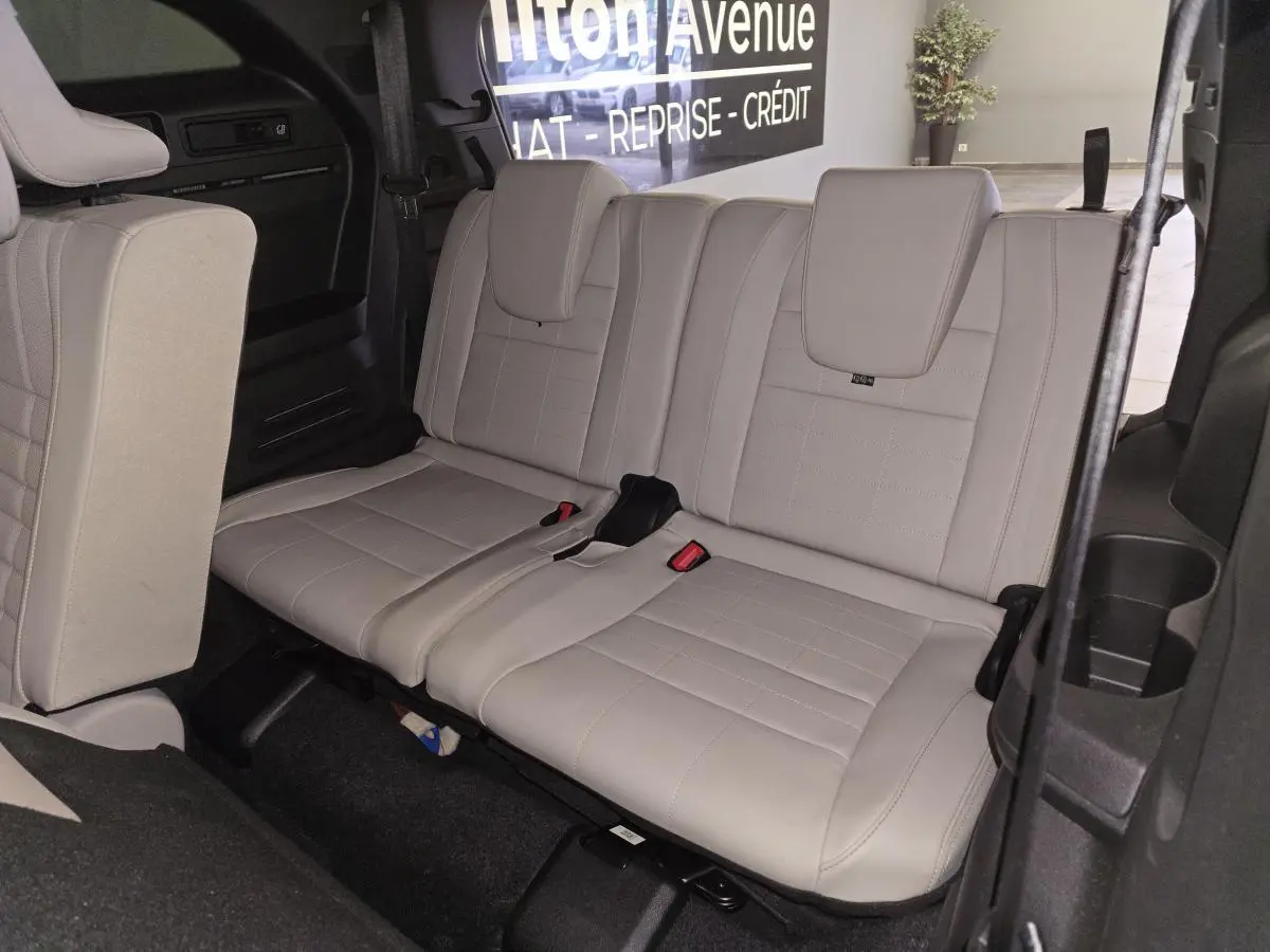 Vue rapprochée de la banquette arrière gris sable clair perforée du Renault Espace 2025, version hybride 7 places Iconic.