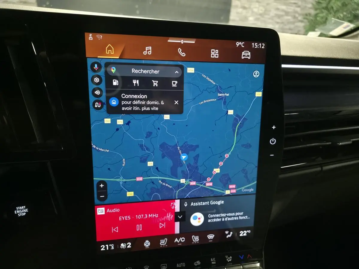 Écran tactile central du tableau de bord du Renault Espace 2025 affichant la navigation et les commandes multimédias.