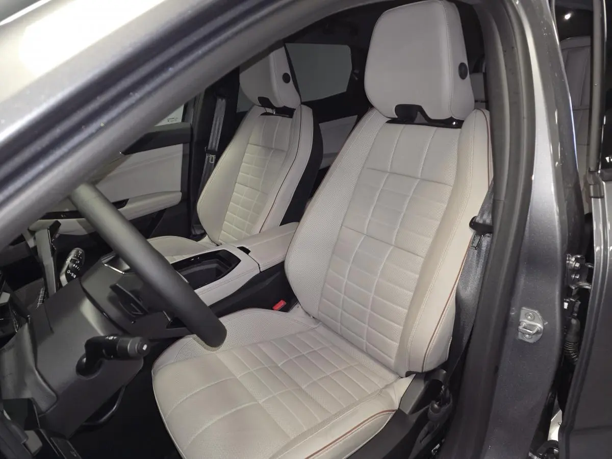 Vue intérieure côté conducteur du Renault Espace gris, sièges textile gris sable clair avec surpiqûres marron.