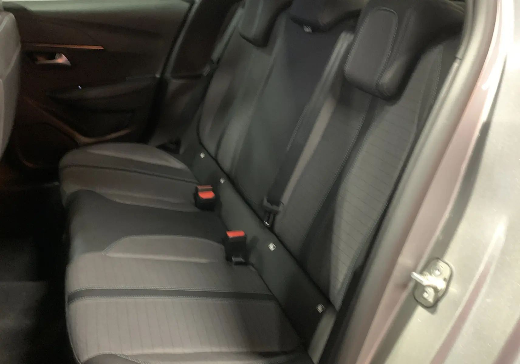 Vue intérieure côté droit des sièges arrière gris foncé de la Peugeot 208 PureTech 100 Allure Business 2021.