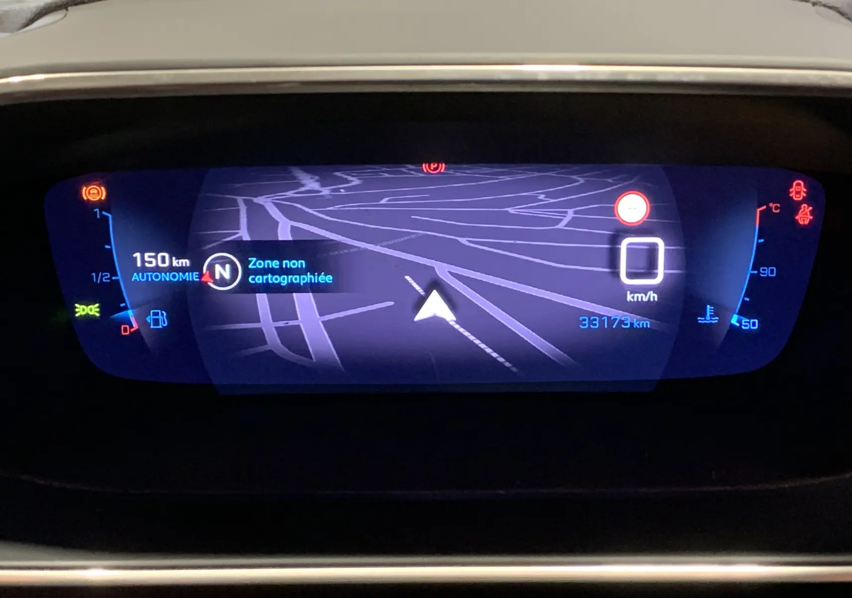 Affichage numérique du tableau de bord de la Peugeot 208 PureTech 100 Allure Business, montrant le GPS avec zone non cartographiée.