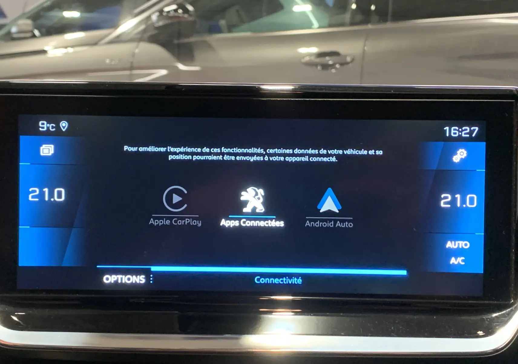 Écran tactile central de la Peugeot 208 PureTech 100 Allure Business, affichant les options Apple CarPlay et Android Auto.