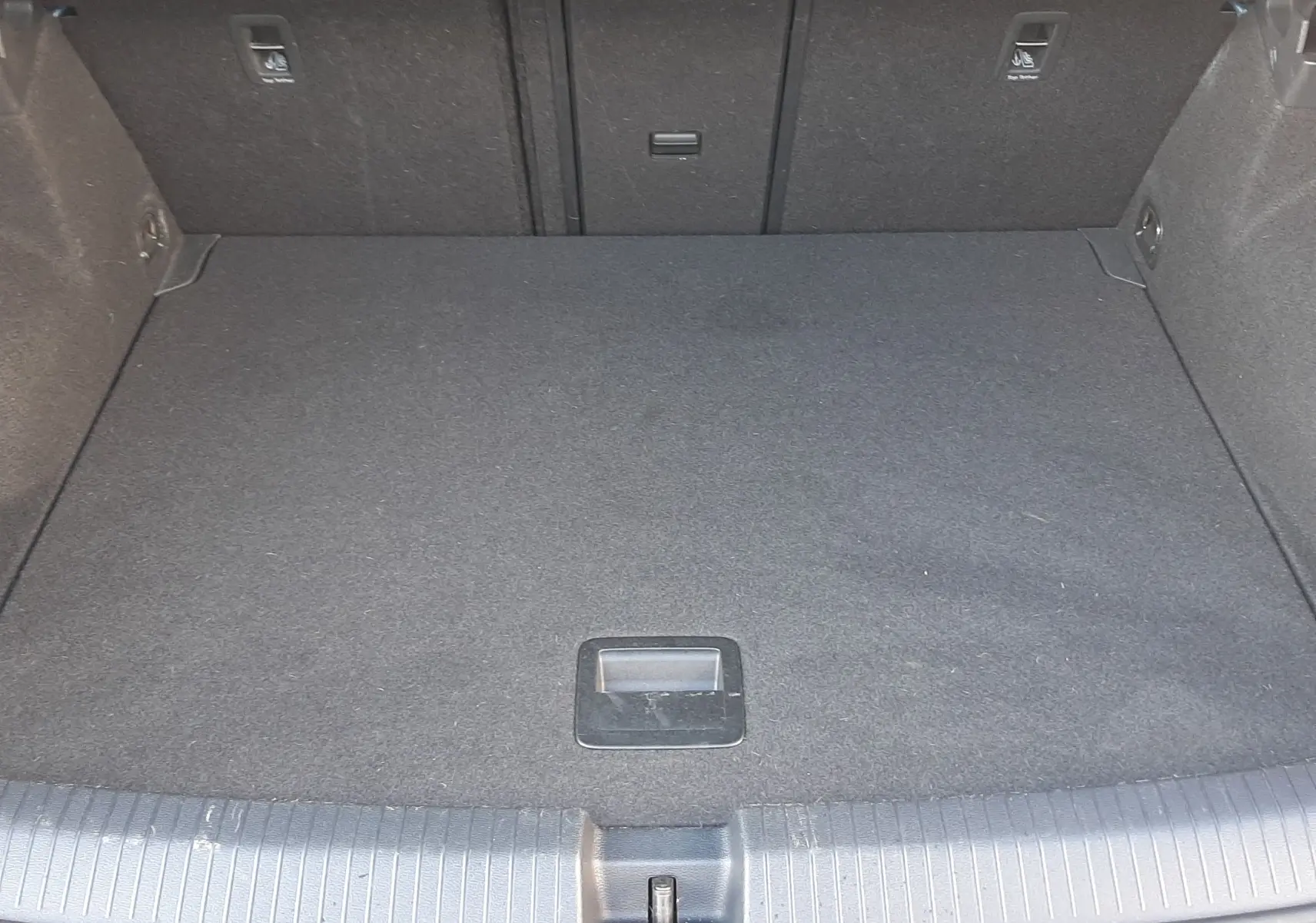 Coffre ouvert en vue plongeante d'un Volkswagen T-Roc bleu 2022, montrant un espace de chargement propre et spacieux.