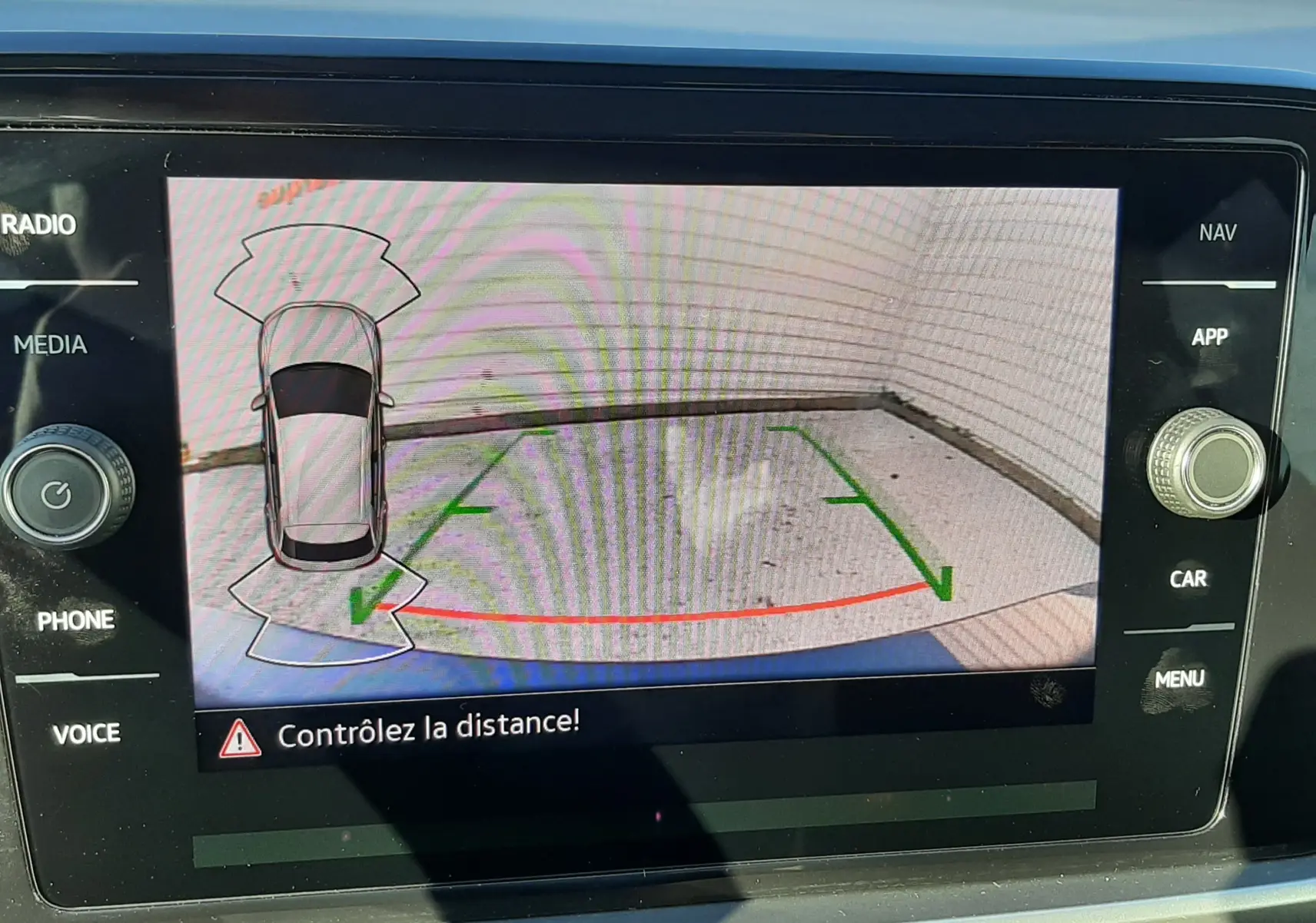 Écran de caméra de recul du Volkswagen T-Roc bleu montrant l’angle arrière droit avec repères verts et rouges.