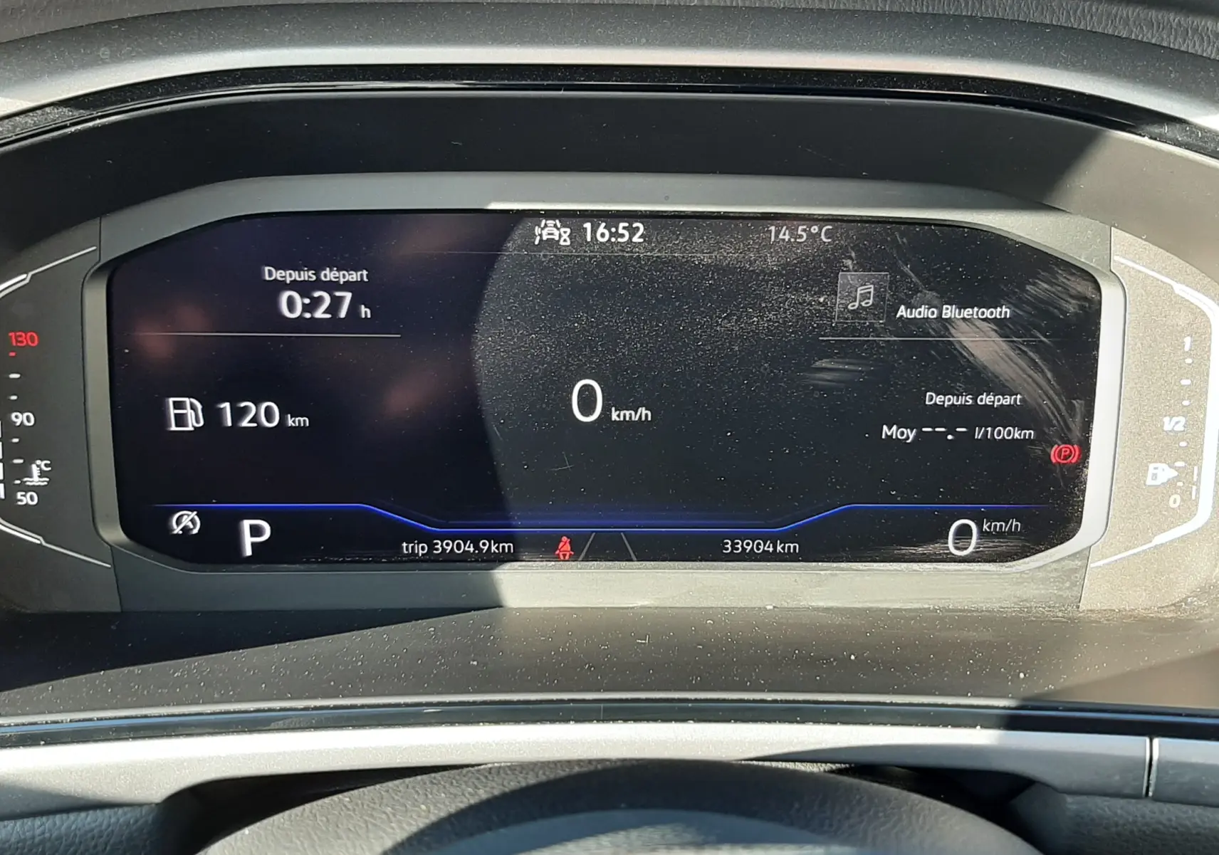 Tableau de bord numérique du Volkswagen T-Roc 1.5 TSI 2022, affichage central avec vitesse et autonomie, vue frontale.