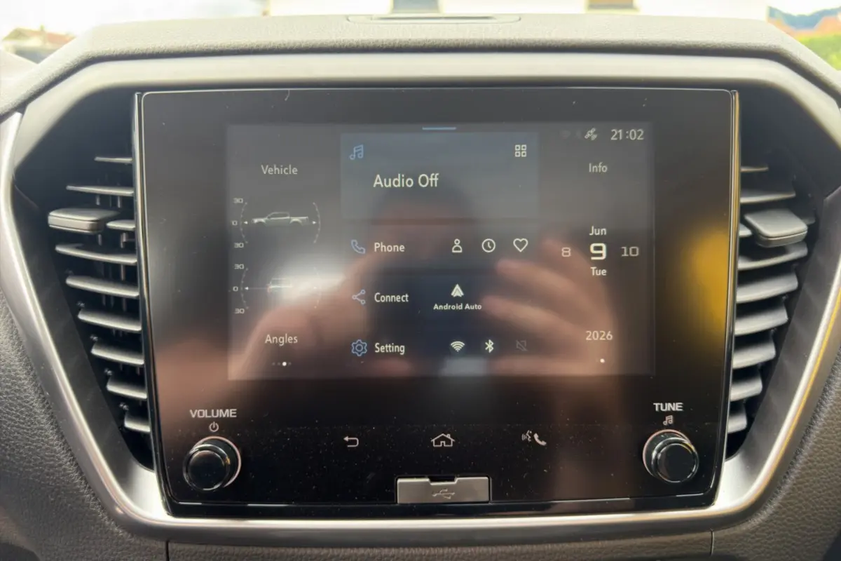 Écran tactile central du tableau de bord de l’Isuzu D-MAX 2026 avec interface Android Auto et commandes autour.